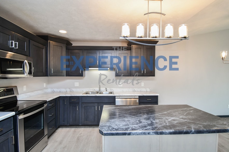 Building Photo - 3704 S Outfield Cir