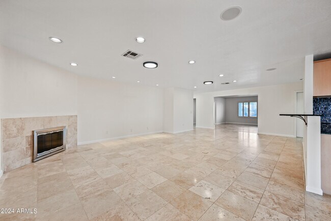 Building Photo - 1831 E La Jolla Dr