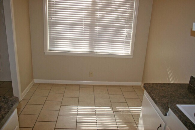 Building Photo - Lovely 3 Bdrm 2 Bath Home in Denton Texas w Large Shaded Yard