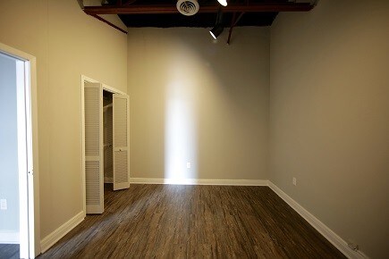 Building Photo - 319 N Mesquite St