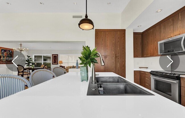 Building Photo - 1150 NE 91st St