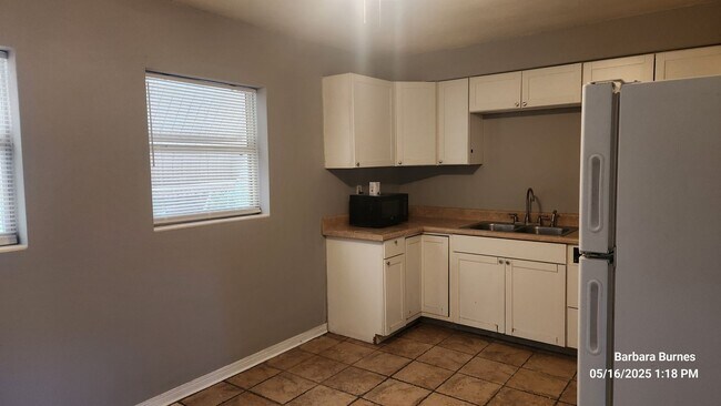Building Photo - 3 bedroom one bath with garage