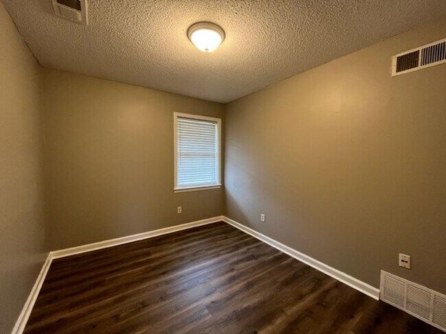 Building Photo - Renovated 3 Bedroom 1 Bath Home for Rent!