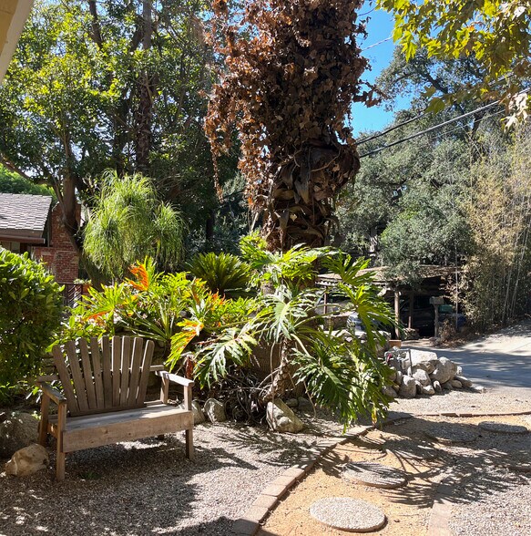 Building Photo - 618 Woodland Dr