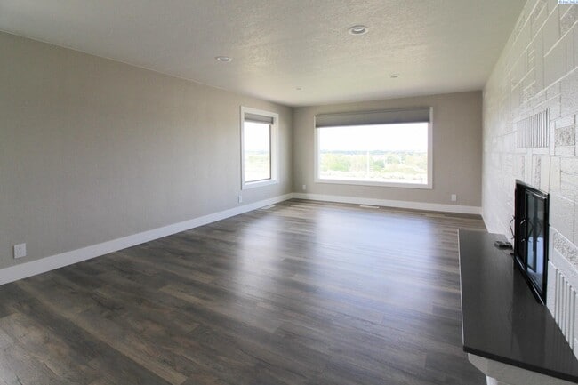 Building Photo - 4 BD, 4 BA House in Kennewick- Views of th...
