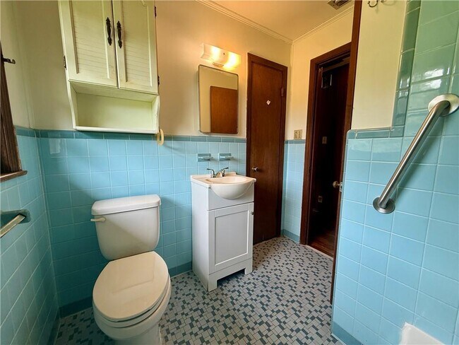 Building Photo - 5520 Helen Dr