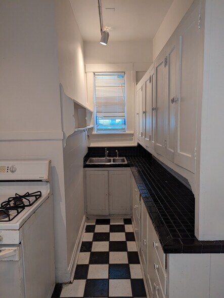 Kitchen - 2535 Fairview Ave