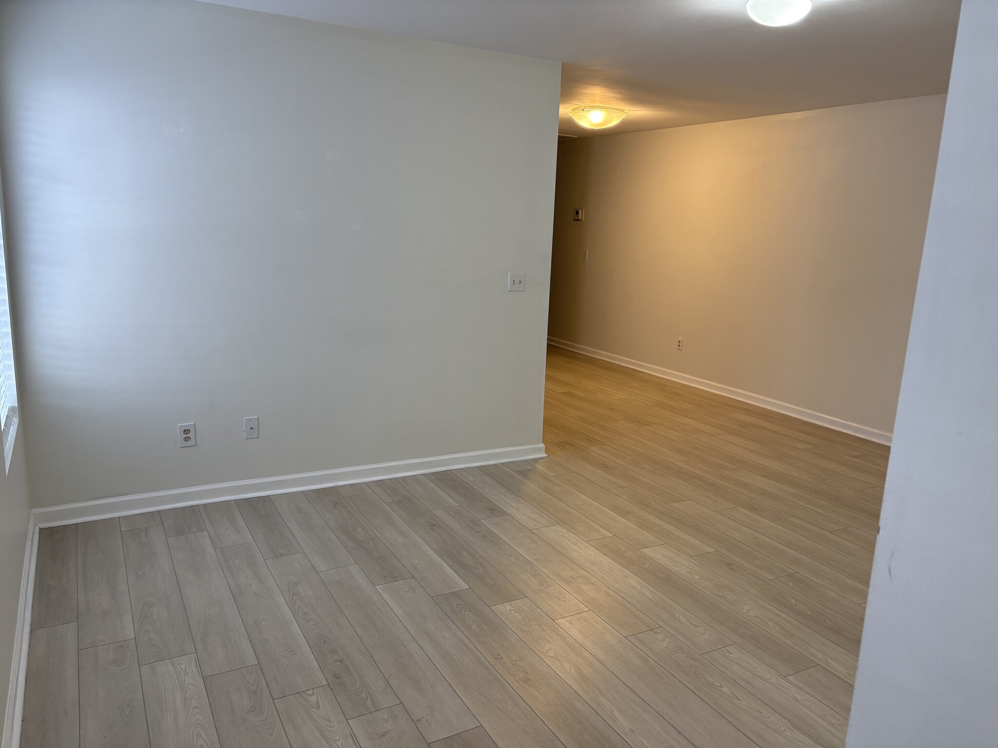 Living/Dining - 553 Memorial Dr Ext