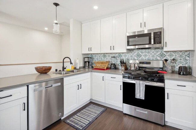 Building Photo - 721 E 22nd St