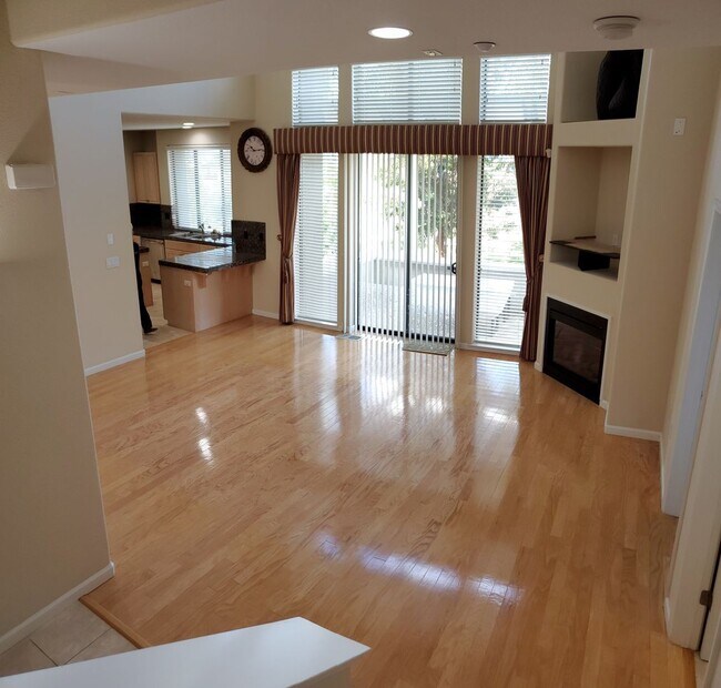 Building Photo - Wonderful 5bd / 3.5ba with 2 master suites