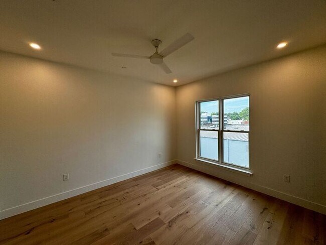 Building Photo - Luxury in the Heart of Huntsville