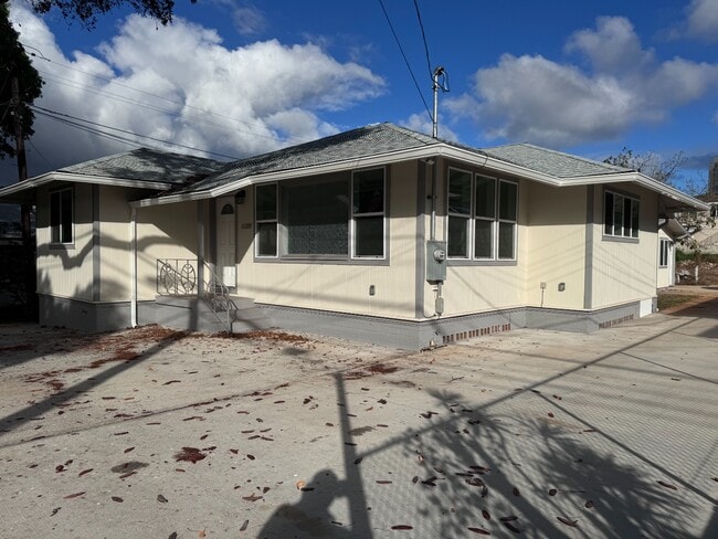 Building Photo - Renovated with split AC in Kaimuki