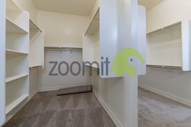 Building Photo - Beautiful Views!