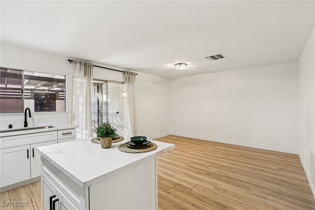 Building Photo - 2414 Paradise Village Way