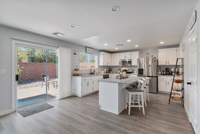 Building Photo - 6924 Ghost Ranch Ave
