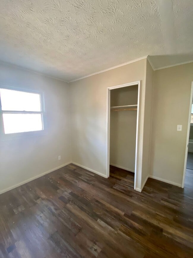 Building Photo - Charming 2 Bedroom House