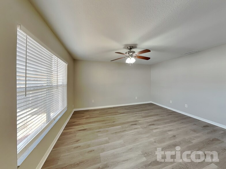 Building Photo - 8312 N Orangeview Ave