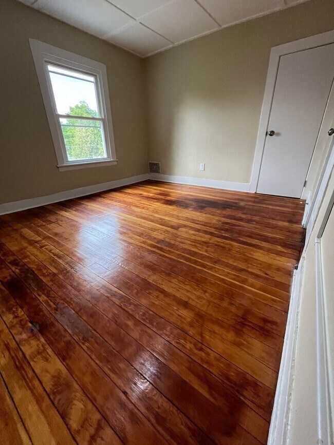 Building Photo - Gorgeous 1-bedroom, Second floor! Apartmen...