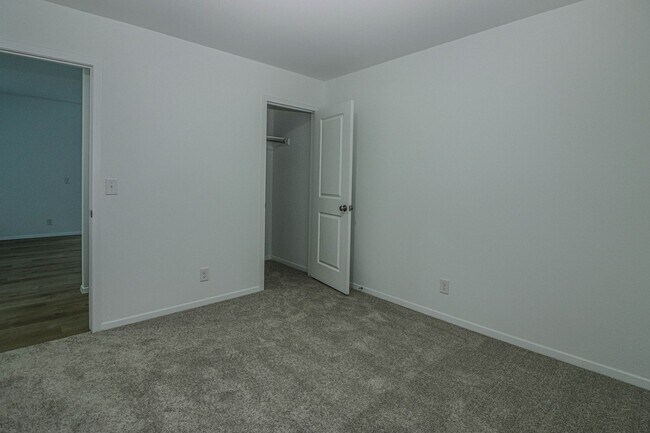 Building Photo - 3126 S 15th Pl