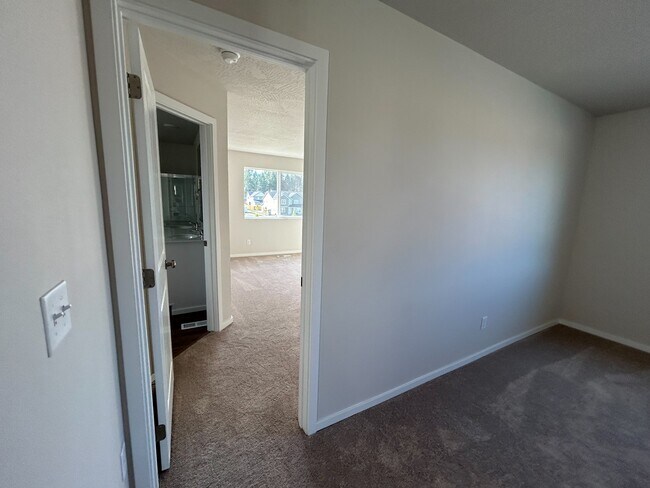 Building Photo - 294 E Viceroy Ave