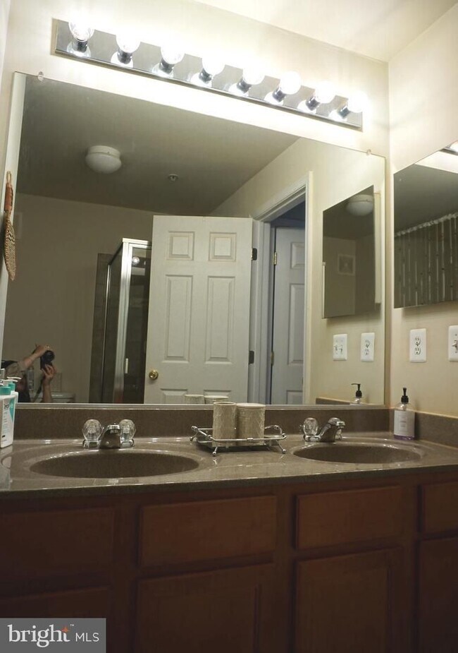 Building Photo - Beautiful Condohome at Watkins Place