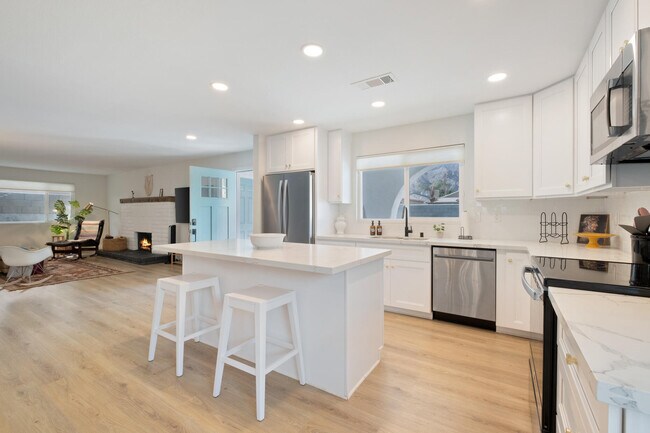 Building Photo - 53560 Avenida Herrera