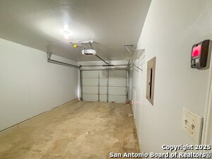 Building Photo - 115 McLennan Oak