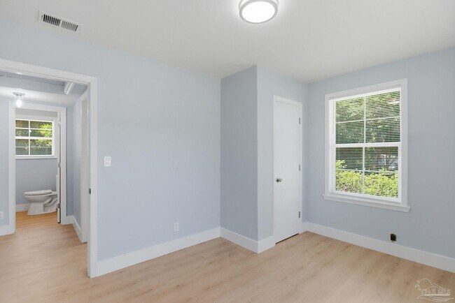 Building Photo - 525 Pelham Rd