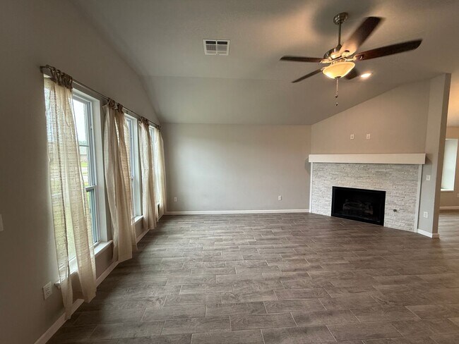 Building Photo - Don't Miss this STUNNING, true 4 bed, 2 ba...
