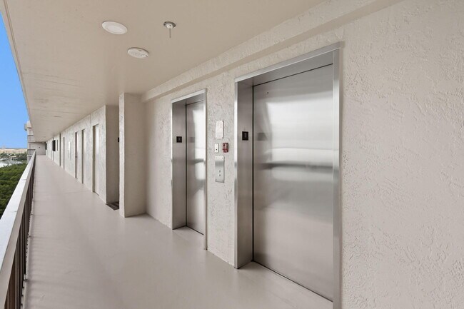 Building Photo - 801 S Ocean Dr