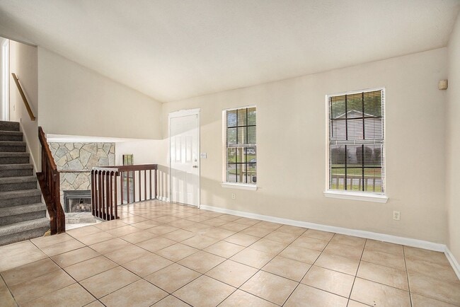 Building Photo - 3 bedroom 2 bathroom house