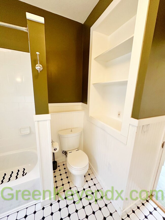 Building Photo - 3-bedroom, 2.5-bathroom Craftsman house in...