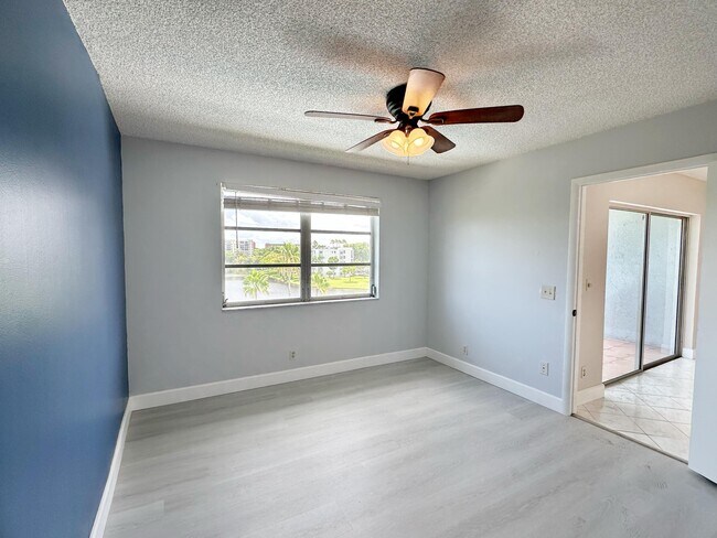 Building Photo - 2220 N Cypress Bend Dr