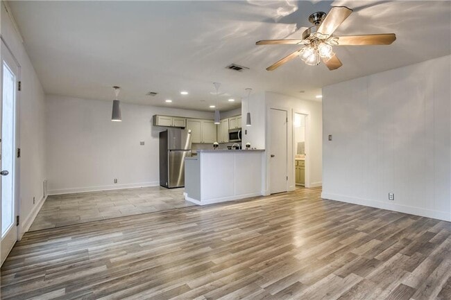 Building Photo - 2313 La Casa Dr