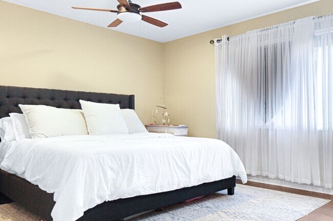 Building Photo - 3 Bedroom Townhome: Prime Location with Pool, Clubhouse and More!