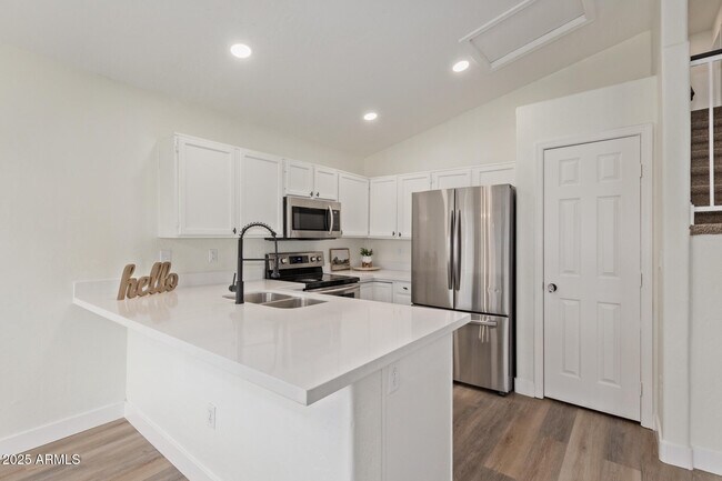 Building Photo - 829 N Bluejay Dr