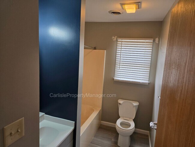 Building Photo - 2-Bedroom Townhouse w Fenced Patio, Off-Street Parking, Dishwasher, and Easy Commute