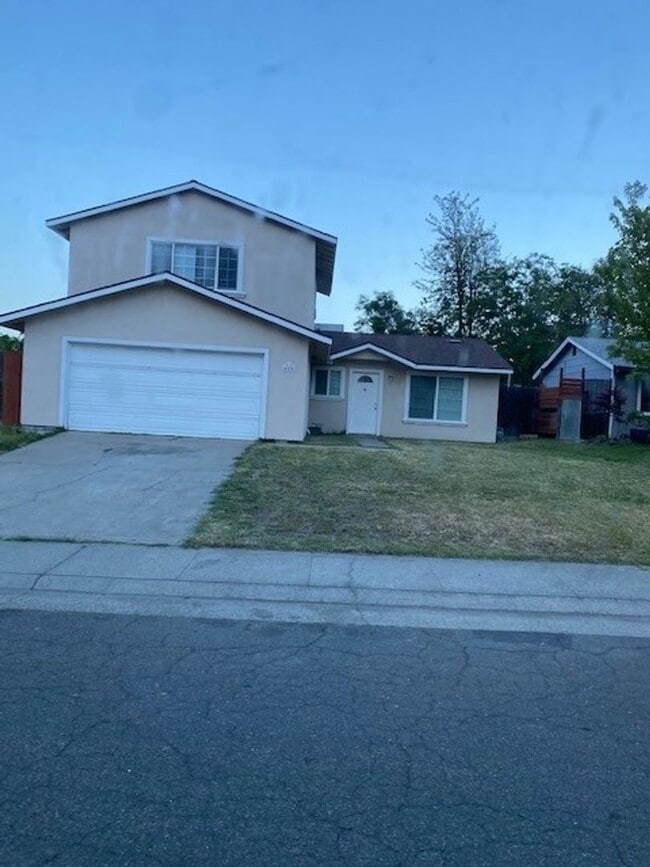 Building Photo - 4 Bed/3 Bath w/Loft.  HURRY won't Last Lon...