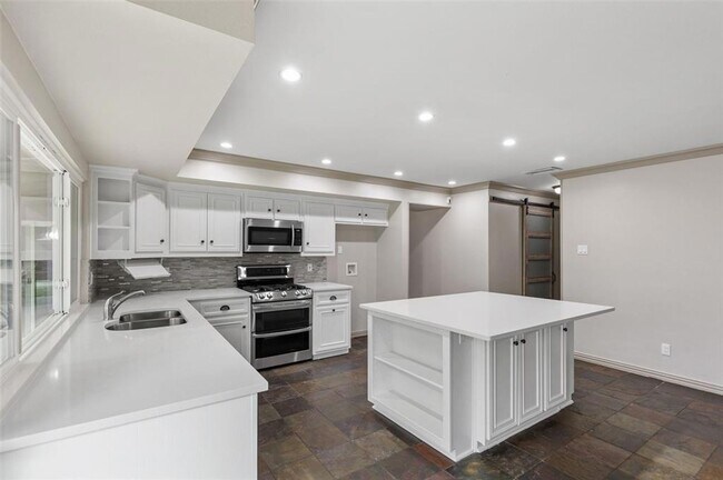 Building Photo - 5009 Pemberton Ln