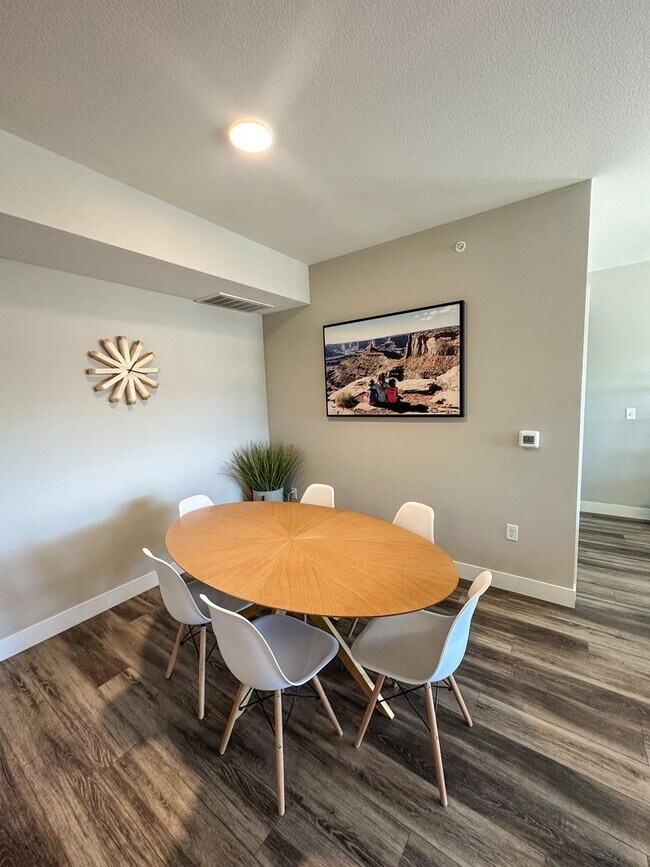 Building Photo - Beautiful "Like New" Large 2Bd 2Ba condo W/ amazing views of the flatirons!