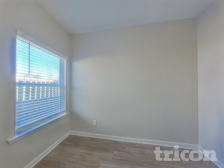 Building Photo - 346 Crandon Rd