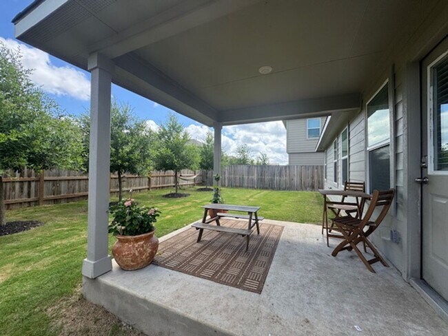 Building Photo - Spacious and Stylish, with over 2,500 sq f...