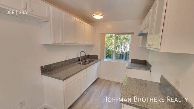 Building Photo - 13113 Oxnard St