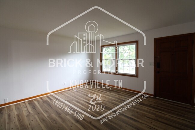 Building Photo - 2409 Holbrook Dr