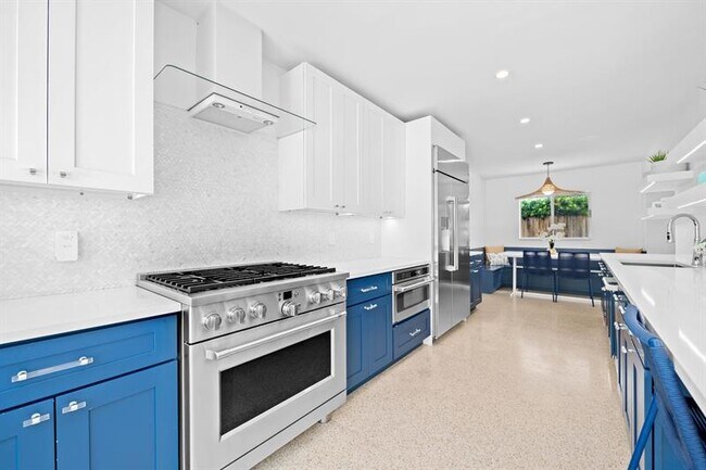 Building Photo - 1524 Bayview Dr
