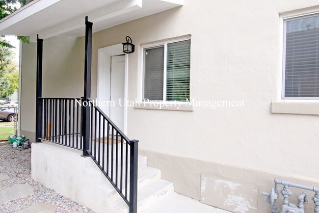 Building Photo - 1 Bed 1 Bath Lower Unit