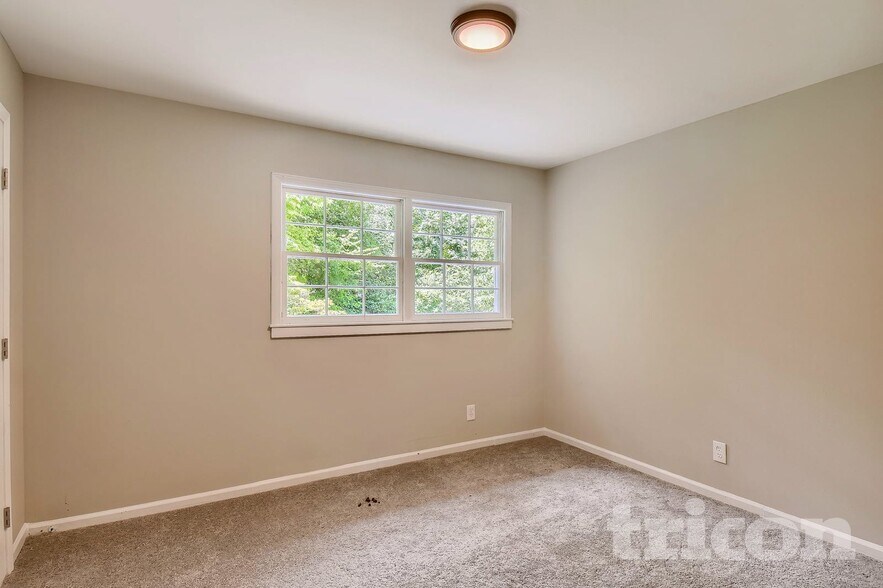 Building Photo - 535 Circle Dr