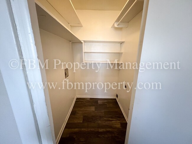 Building Photo - 211 Stonegate Dr