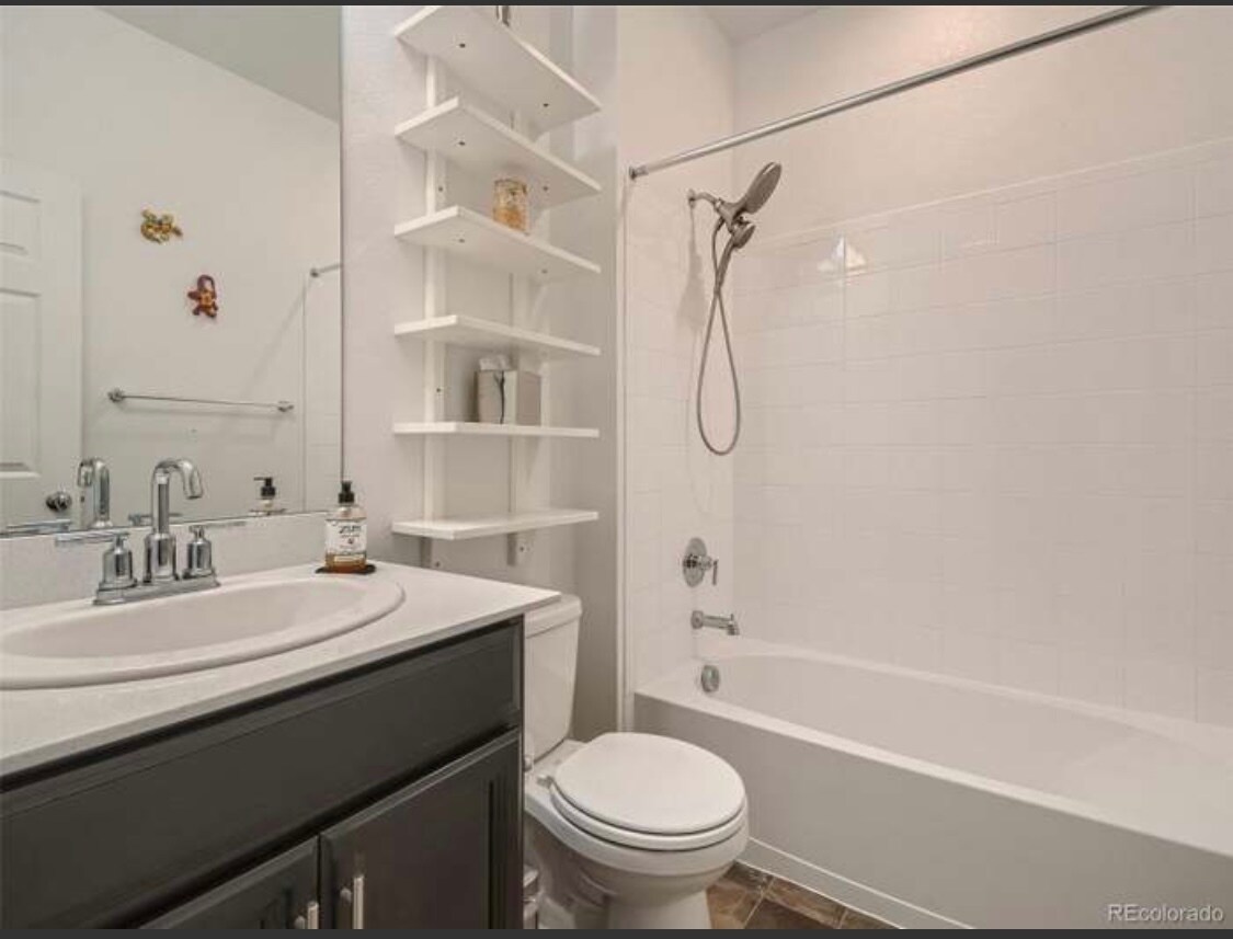Front full bathroom with bathtub - 9260 Rifle St
