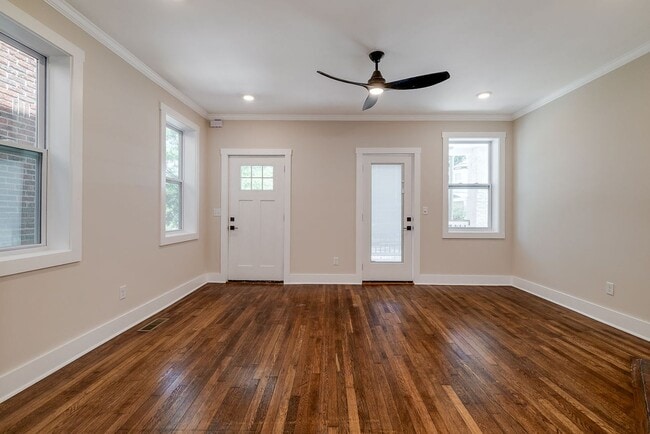 Building Photo - Townhome Close To Downtown..Available NOW!!!